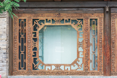 中式建筑上的原木色镂空窗户