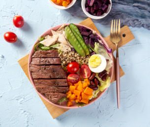 蓝色背景下的牛排沙拉减脂健身套餐