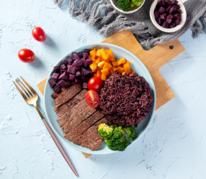 蓝色背景下的牛排紫米减脂健身套餐