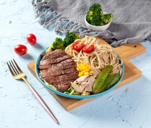 蓝色背景下的牛排意面减脂健身套餐