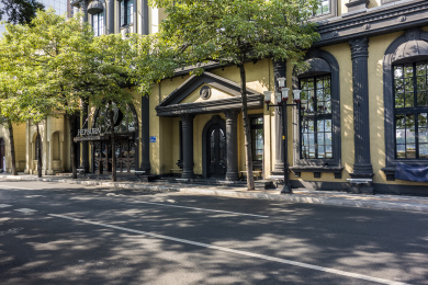 广州越秀老城区的老建筑和门前的公路