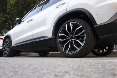 公路的地面和白色汽车的两个轮胎