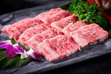 一盘雪花和牛肉片放在黑色盘子上