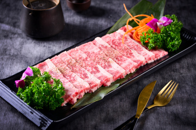 日式盘子里的烧肉烤肉料理食材生切和牛牛排