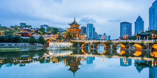 中国贵州贵阳甲秀楼建筑夜景风光