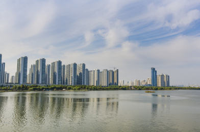 中国山东临沂市沂河边上的高层住宅小区
