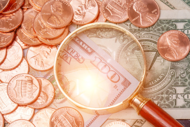 硬币放大镜投资理财概念静物