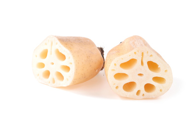 白色背景上的新鲜蔬菜莲藕