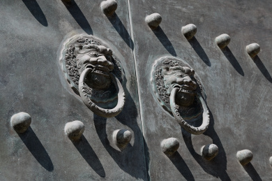 中国寺庙古建筑铁门上的兽首门环