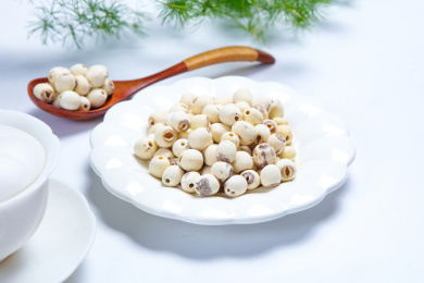 传统中医中药材滋补食材取芯磨皮莲子