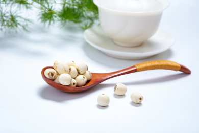 传统中医中药材滋补食材取芯磨皮莲子
