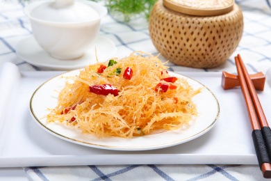 酸辣可口的开胃菜凉拌龙须菜