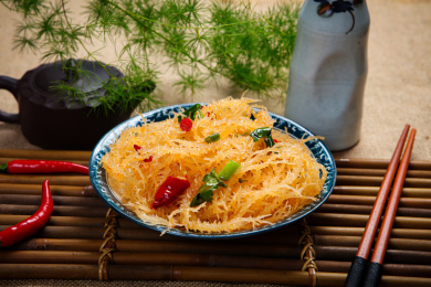 酸辣可口的开胃菜凉拌龙须菜