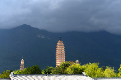 中国云南省大理市，苍山山脉前的寺塔建筑
