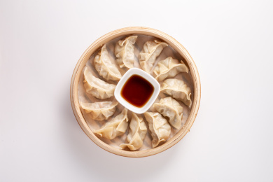 白色背景里满满一笼新鲜蒸饺俯视