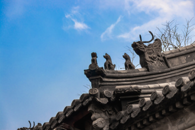 北京胡同里屋檐上的鳌鱼翘脚