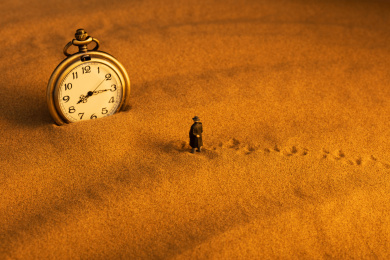 沙漠里一个成功商务人士看着怀表