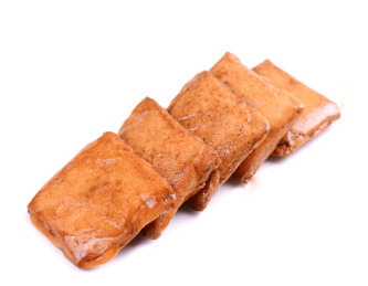 白色背景下的零食麻辣豆腐干