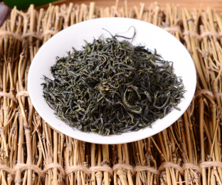 暖色调背景下的信阳毛尖茶叶
