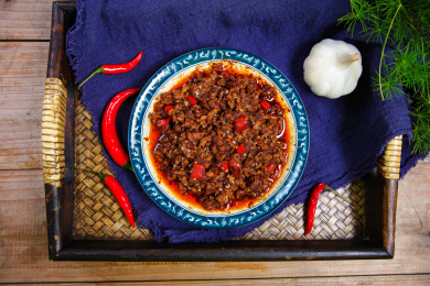 装在碟子里美味红油香辣肉酱