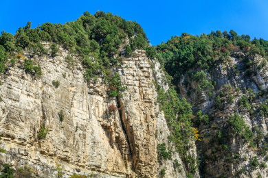 中国山东省青州市天赐山山峰陡崖