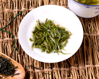 暖色调背景下的信阳毛尖茶叶