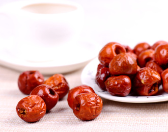 浅色背景下白碗里的酥脆冬枣