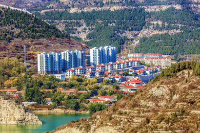 群山环抱中的楼宇，中国山东省青州市庙子镇