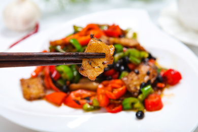 青辣椒红辣椒豆豉爆炒五花肉盐煎肉