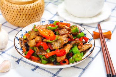 青辣椒红辣椒豆豉爆炒五花肉盐煎肉