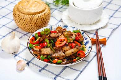 青辣椒红辣椒豆豉爆炒五花肉盐煎肉