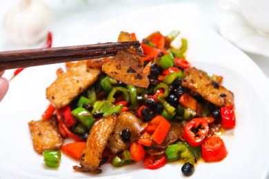 青辣椒红辣椒豆豉爆炒五花肉盐煎肉