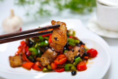 青辣椒红辣椒豆豉爆炒五花肉盐煎肉