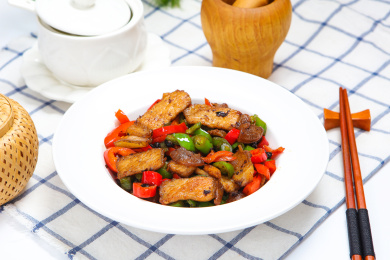 传统美味家常菜豆豉尖椒爆炒五花肉