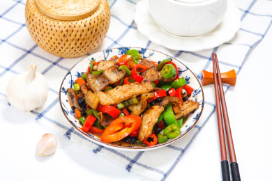 青辣椒红辣椒豆豉爆炒五花肉盐煎肉