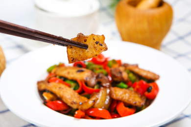 传统美味川菜尖椒豆豉爆炒盐煎肉