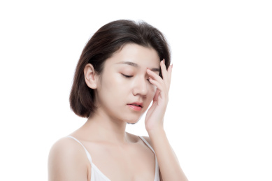 棚拍白背景年轻亚洲女性美容