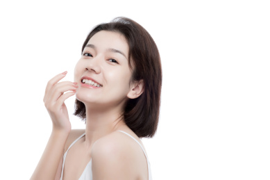 棚拍白背景年轻亚洲女性美容