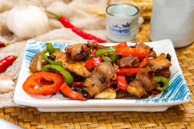 美味农家菜青椒红辣椒爆炒盐焗肉