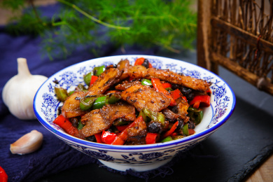 美味农家菜青椒红辣椒爆炒盐焗肉