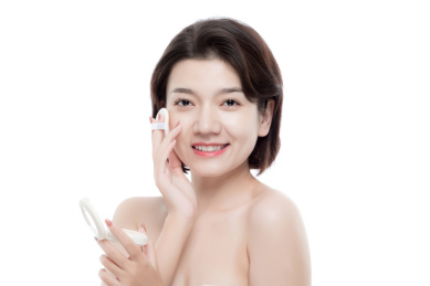 棚拍白背景年轻亚洲女性美容