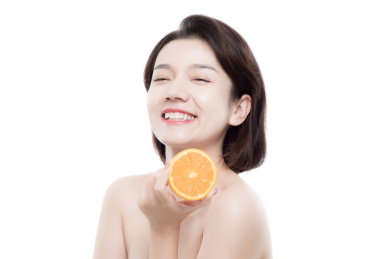 棚拍白背景年轻亚洲女性美容