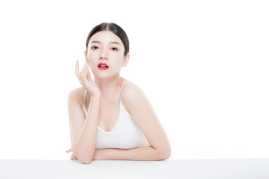 棚拍白背景年轻亚洲女性美容