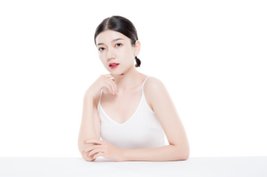 棚拍白背景年轻亚洲女性美容