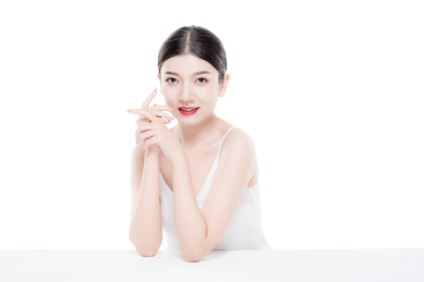 棚拍白背景年轻亚洲女性美容