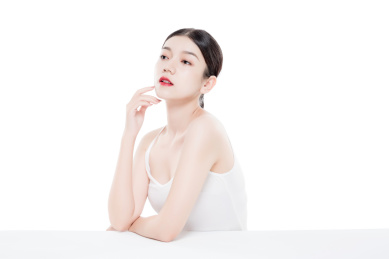 棚拍白背景年轻亚洲女性美容