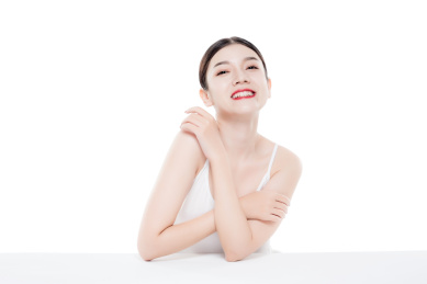 棚拍白背景年轻亚洲女性美容
