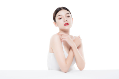 棚拍白背景年轻亚洲女性美容