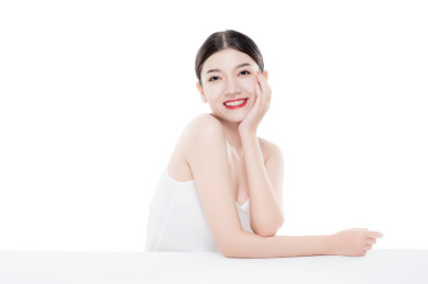 棚拍白背景年轻亚洲女性美容