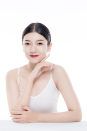 棚拍白背景年轻亚洲女性美容